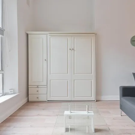 Prestigious Pembroke Street 5 *